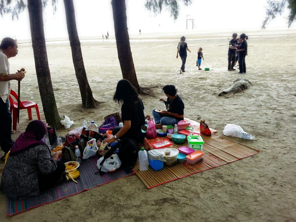 berkelah di pantai morib