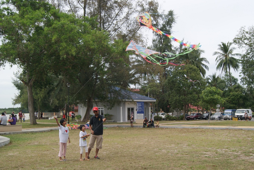 bermain layang layang di pantai morib