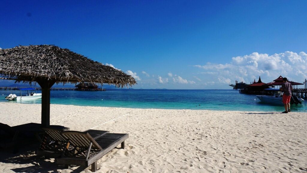 pantai pulau mabul