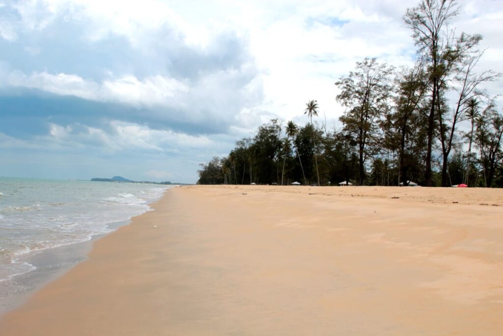 bisikan bayu beach