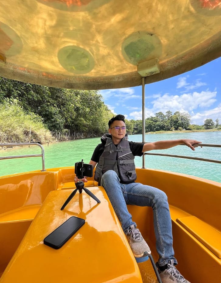 paddle bot blue lake sarawak
