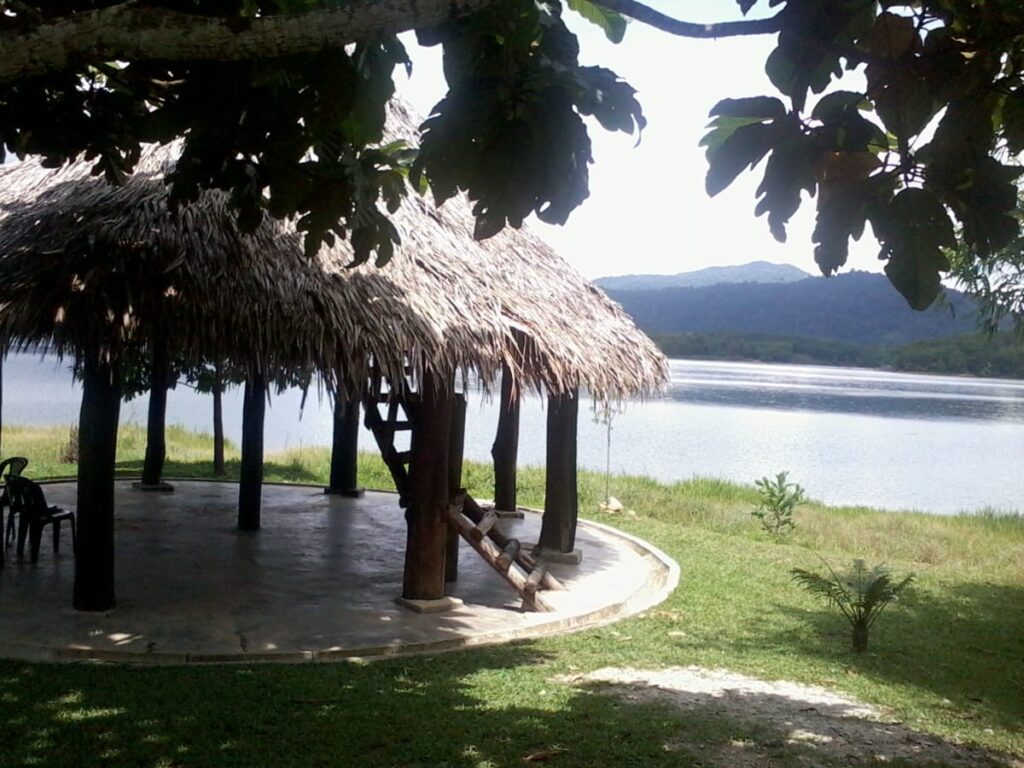 tarikan d puncak beris lake resort