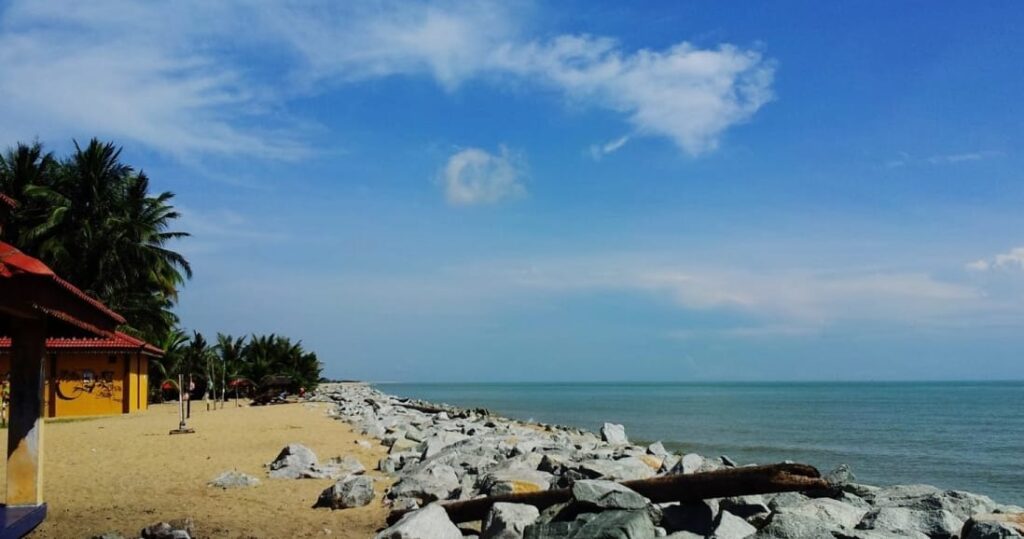 tarikan pantai cahaya bulan