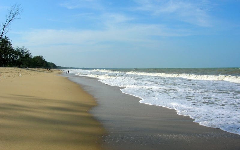 waktu operasi bisikan bayu beach