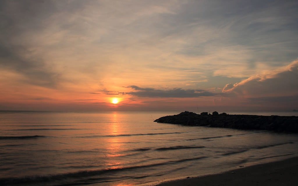 waktu operasi irama beach