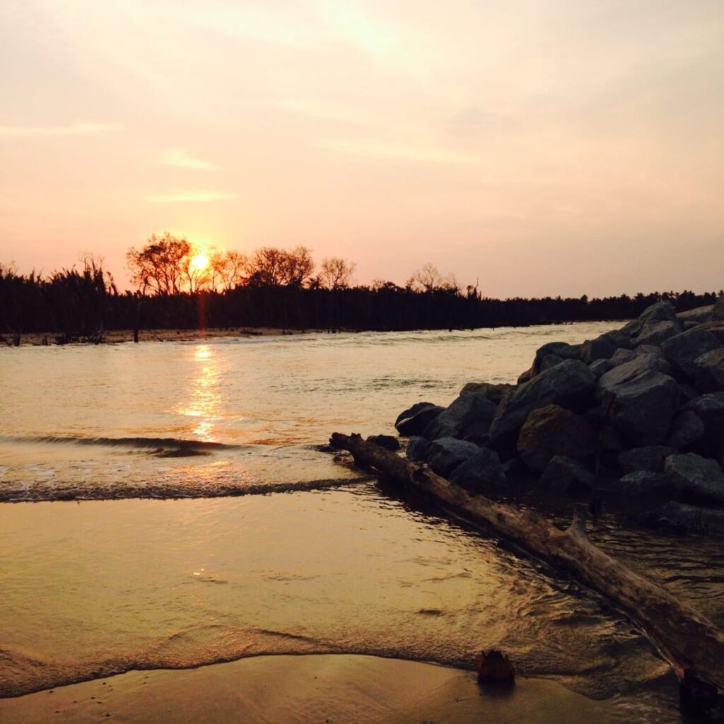 waktu operasi pantai cahaya bulan