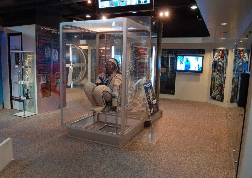 waktu operasi planetarium
