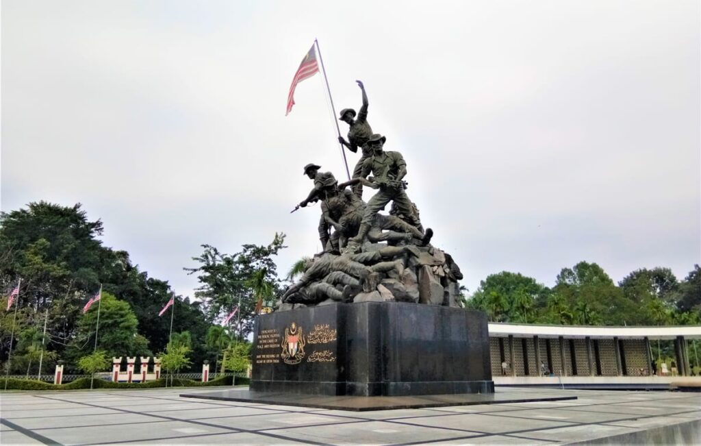 waktu operasi tugu negara