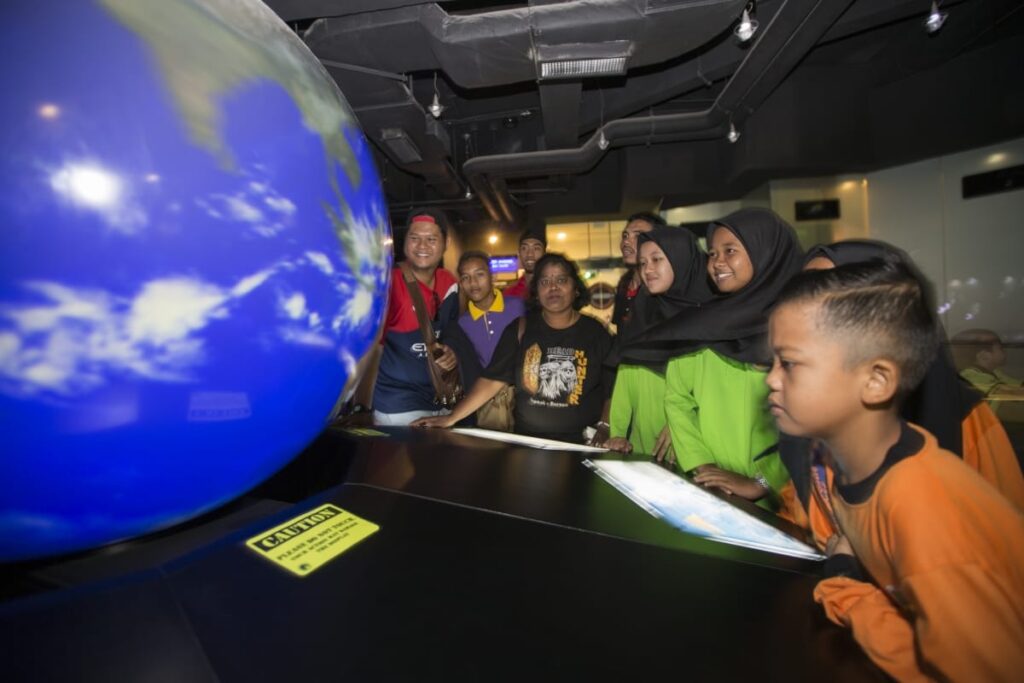 waktu tunjuk planetarium kl