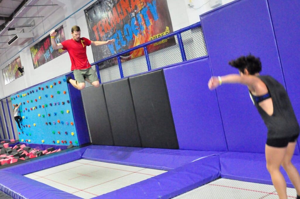 waktu operasi amped trampoline