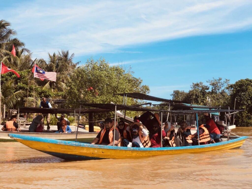 pasar terapung pulau suri kelantan