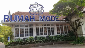 √ WISATA BELANJA & KULINER DI BANDUNG : Menyelami Serunya Rumah Mode Factory Outlet, Review & Info Tiket.