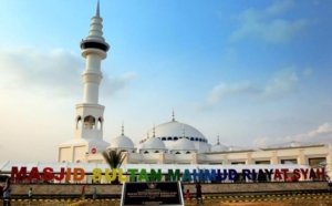 √ Masjid Sultan Mahmud Riayat Syah – Batam: Simbol Keagungan dan Identitas Melayu Modern, Review & Info