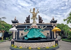 √ PURA AGUNG JAGAT KARANA SURABAYA : Wisata Religi Bernuansa Bali di Tengah Kota Pahlawan, Review & Info