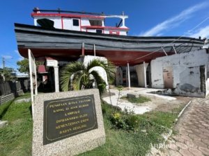 √ KAMPUNG WISATA LAMPULO : melacak jejak tsunami di tengah kebudayaan nelayan, Review & Info