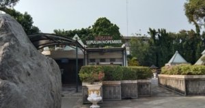 √ TUGU PAHLAWAN & MUSEUM 10 NOVEMBER : Napak Tilas Perjuangan Arek-Arek, Review & Info