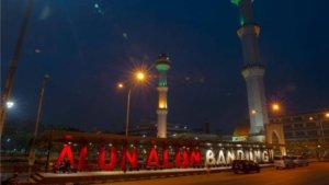 √ ALUN-ALUN BANDUNG : Jelajahi Keindahan Jantung Kota Kembang Review & Info Tiket