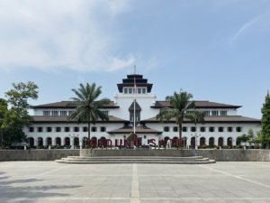 √ WISATA GEDUNG SATE BANDUNG : Sejarah, Arsitektur, dan Panduan Lengkap Liburan Review & Info Tiket