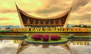 √ Masjid Raya Sumatra Barat – Simbol Agung Iman dan Budaya Minangkabau, Review & Info