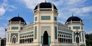 √ MASJID RAYA AL MASHUN : Kilau Keagungan Islam di Jantung Kota Medan, Review & Info