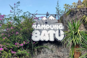 √ WISATA KAMPUNG BATU MALAKASARI: Serunya Liburan di Tengah Alam Eksotis Bandung, Review & Info Tiket.