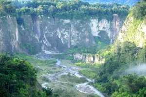 √ Ngarai Sianok – Lukisan Alam yang Menawan di Jantung Minangkabau, Review & Info