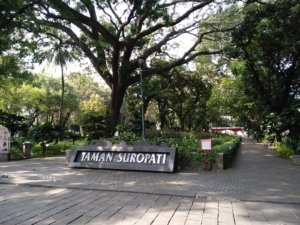 √ TAMAN SUROPATI : Oase Hijau di Tengah Ibu Kota, Review & Info Menarik