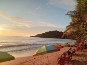 √ PANTAI PASIR PUTIH MANSINAM : Surga Tersembunyi di Teluk Manokwari