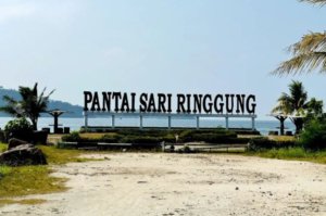 √ Pantai Sari Ringgung Pesawaran: Pasir Timbul, Waterboom Laut, dan Wisata Islami di Lampung