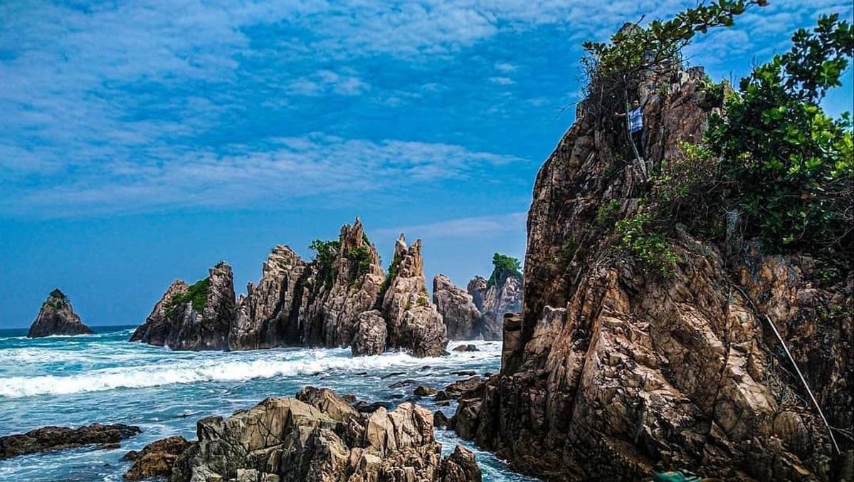 √ Pantai Gigi Hiu: Keindahan Karang Tajam yang Menawan di Ujung Lampung