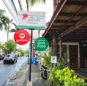 √ Nasi Ayam Kedewatan Ibu Mangku – Ubud: Kuliner Legendaris yang Wajib Dicoba di Bali