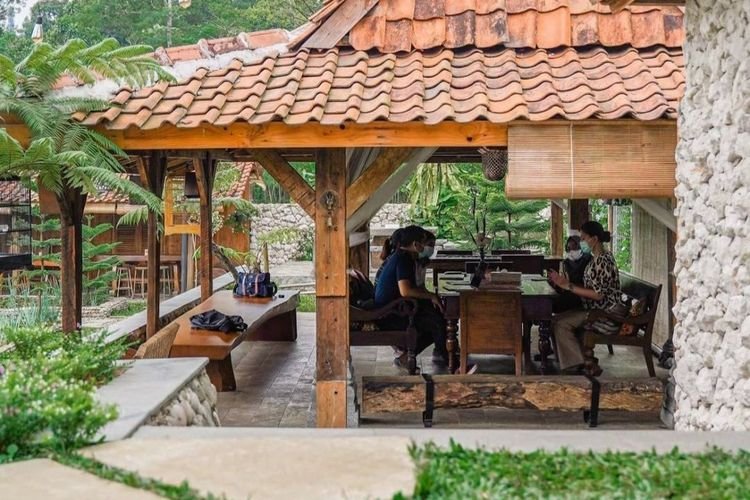 √ Ngopi di Sawah Cijeruk Bogor : Tempat Nongkrong Asri dengan Panorama Alam Hijau