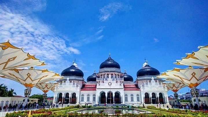 √ Masjid Raya Baiturrahman – Ikon Keagamaan dan Sejarah Banda Aceh
