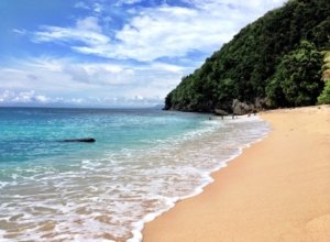 √ Pantai Base G Jayapura: Pesona Laut Biru dan Sejarah di Ujung Timur Indonesia