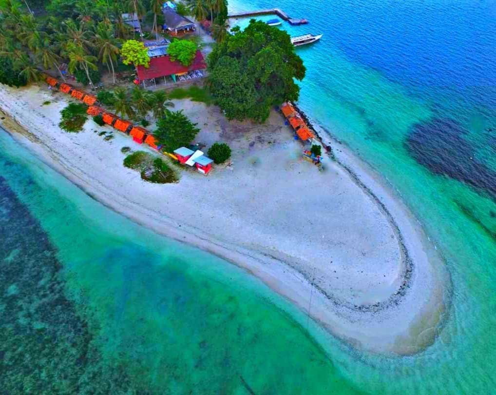 √Pulau Tangkil menawarkan pasir putih, laut jernih, dan aktivitas air seru hanya 10 menit dari Dermaga Ketapang. – Surga Tropis Dekat Kota Bandar Lampung