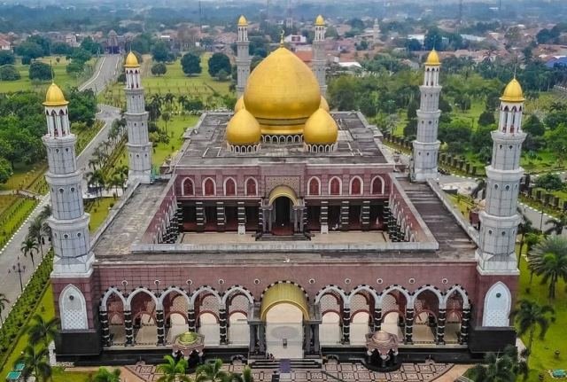 √ Masjid Dian Al-Mahri: Kemegahan Kubah Emas di Depok