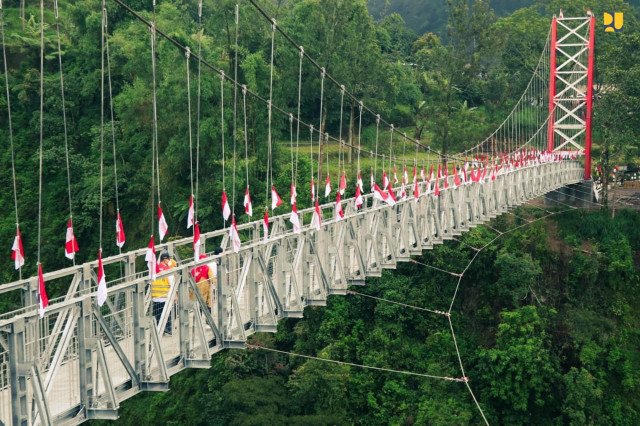 √  Jembatan Gantung Situ Mustika: Spot Ikonik di Tengah Keindahan Alam Banjar