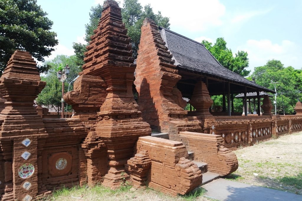 √ Keraton Kasepuhan Cirebon: Pusat Sejarah dan Kebesaran Kesultanan Cirebon