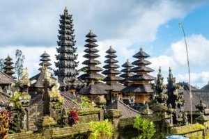 √ Pura Besakih: Pusat Spiritualitas dan Keindahan Alam di Bali
