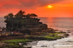 √ Pura Tanah Lot – Ikon Wisata Spiritual dan Sunset Bali
