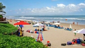 √ Pantai Seminyak – Pesona Sunset dan Gaya Hidup Modern di Bali