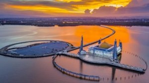 √ Masjid Al-Alam Kendari: Wisata Religi & Ikon Arsitektur Modern, Review & Info Lengkap