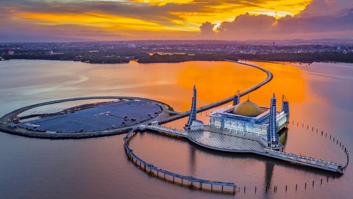 √ Masjid Al-Alam Kendari: Wisata Religi & Ikon Arsitektur Modern, Review & Info Lengkap