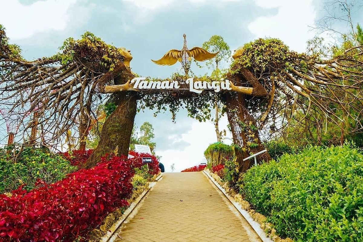 √ Taman Langit Gunung Banyak: Spot Instagramable di Atas Awan Kota Batu, Review & Info Tiket.