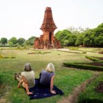 √ Candi Bajang Ratu: Gerbang Megah Warisan Majapahit di Trowulan,Review & Info Tiket.