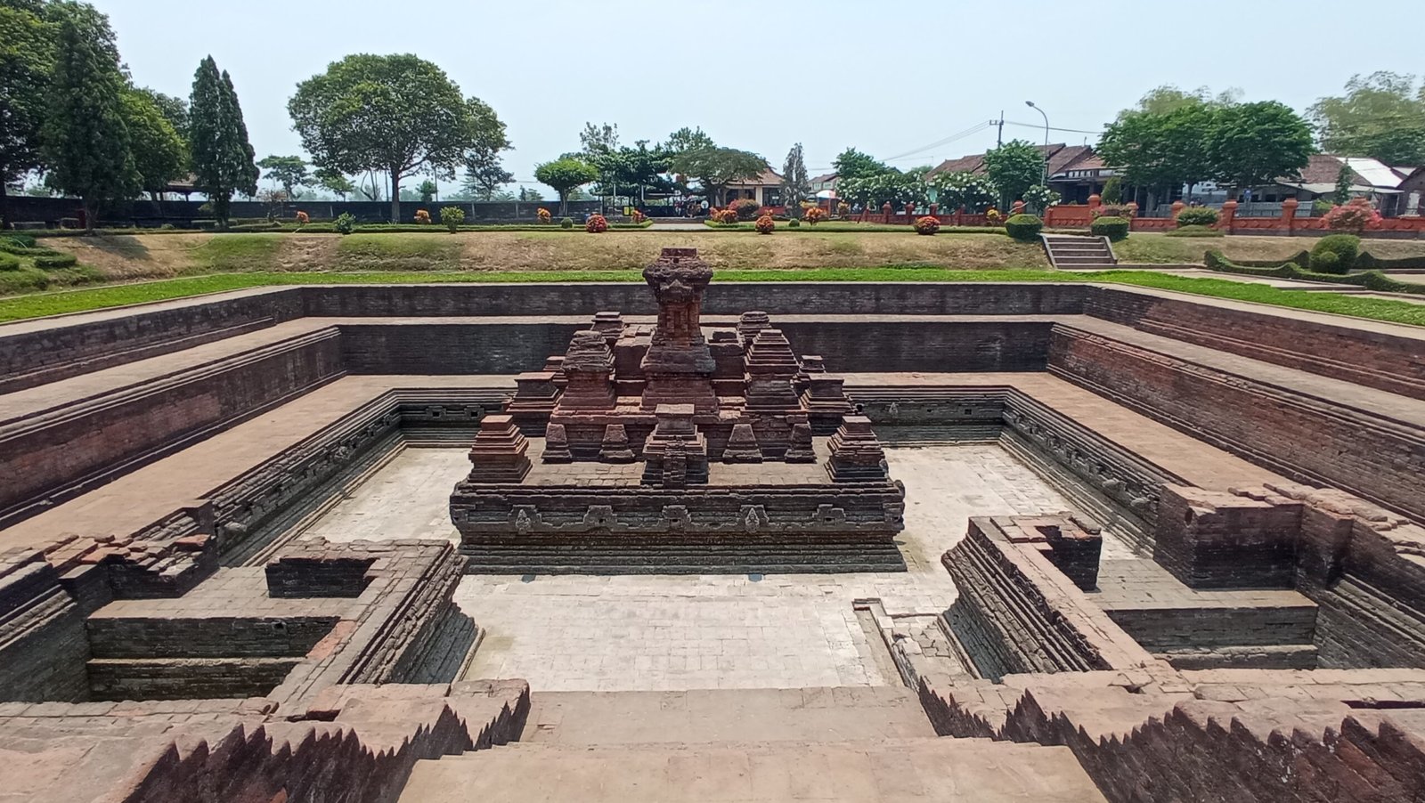 √ Candi Tikus: Jejak Peradaban Majapahit yang Unik di Trowulan,Review & Info Tiket.