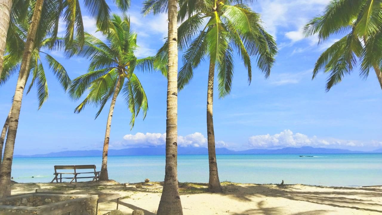 √ Pantai Labombo: Destinasi Keluarga Favorit di Palopo dengan Pemandangan Sunset yang Menawan, Review & Info Lengkap