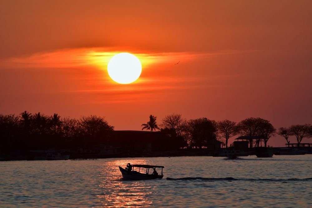 √ Pantai Akkarena Makassar: Wisata Laut, Sunset, dan Aktivitas Seru,Review & Info