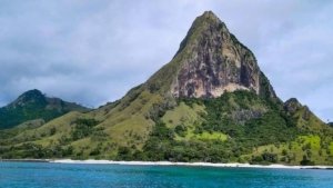 √ Pantai Indah Molas: Pesona Pantai Tenang dengan Laut Biru Jernih di Manado,Review & Info Tiket