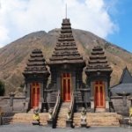 √ Pura Luhur Poten Bromo: Pusat Ibadah dan Budaya di Kaki Gunung Bromo, Jawa Timur Review & Info Tiket Facebook Twitter Whatsapp Pinterest